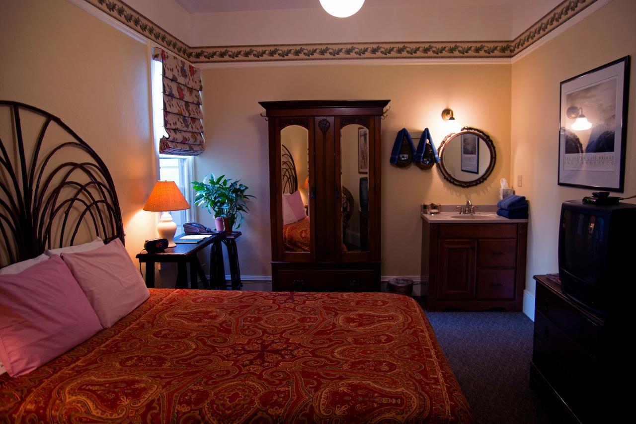 Zimmer mit Queensize-Bett und Gemeinschaftsbad