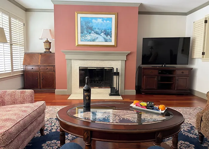Cow Hollow Inn And Suites